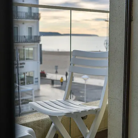 By The Sea - 纳扎雷