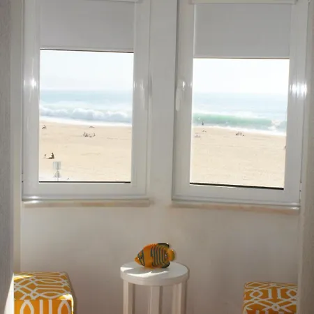 By The Sea - Bed and Breakfast Ναζαρέ